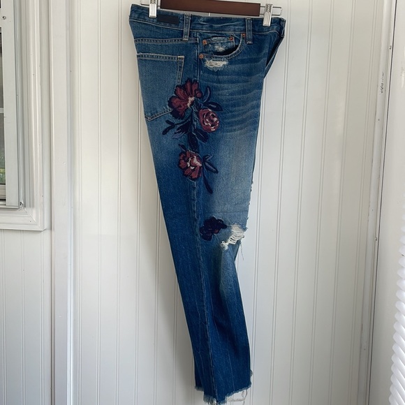Abercrombie & Fitch Annie Girlfriend jeans distressing & floral embroidery 2/26R - Picture 8 of 16